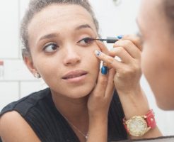 目の化粧をする女性